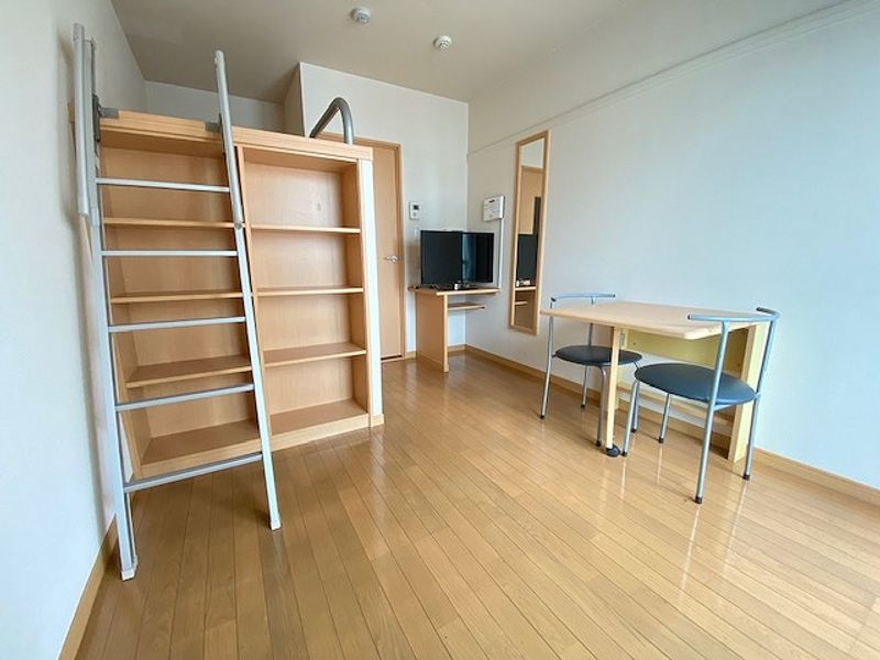 レオパレスＣＯＺＹ　ＦＬＡＴＳ 居間