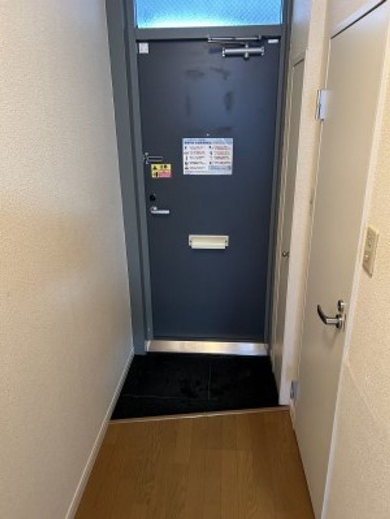 レオパレスバロン 玄関