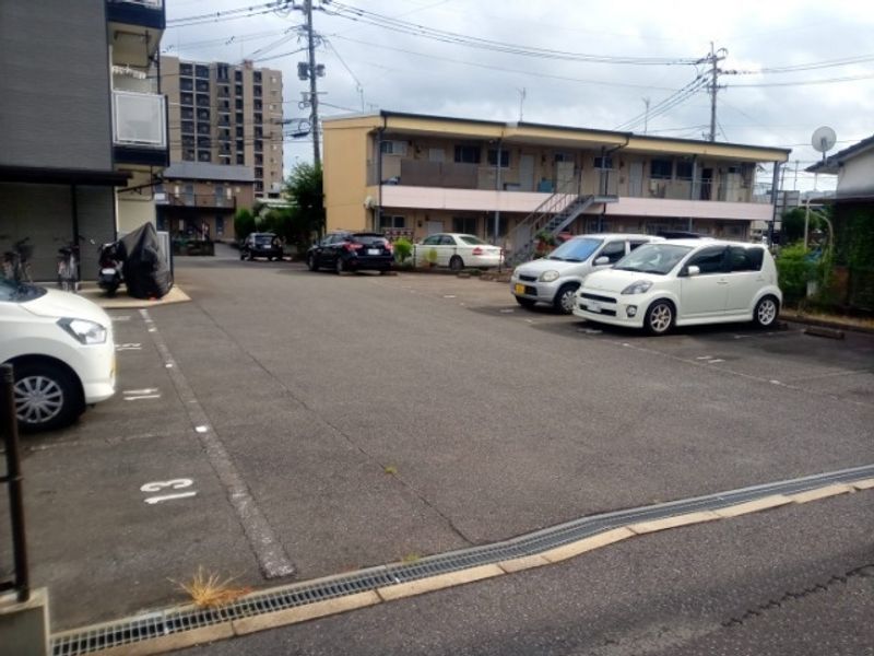 レオパレスメルヴェーユ佐賀 駐車場