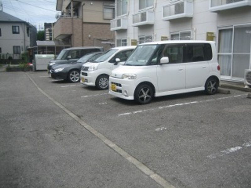レオパレスショコラ 駐車場