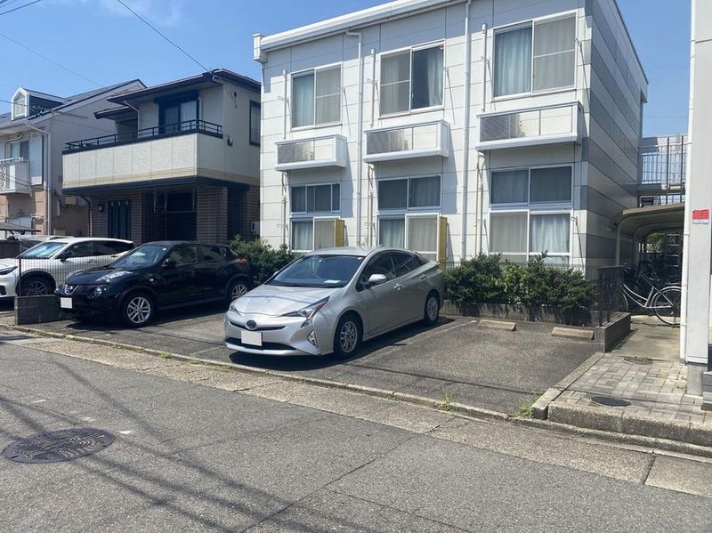 レオパレス愛和 駐車場
