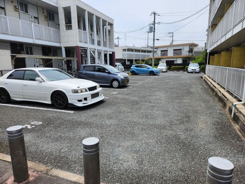 レオパレスプランタン参番館 駐車場