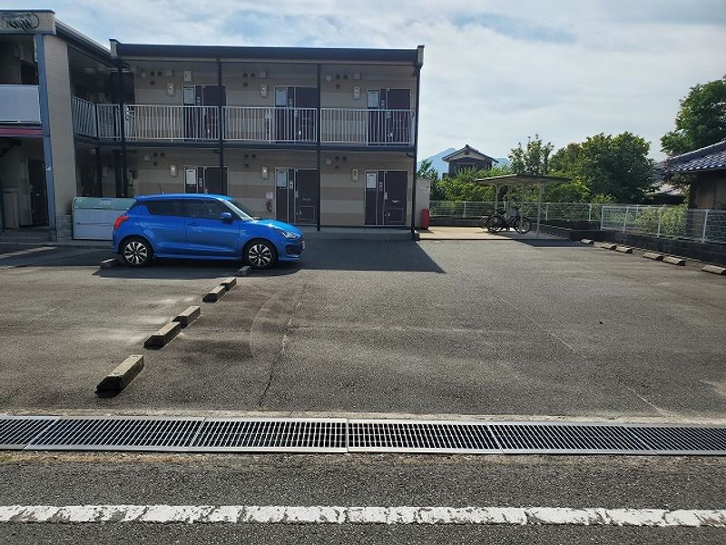 レオパレス拓諭１７ 駐車場