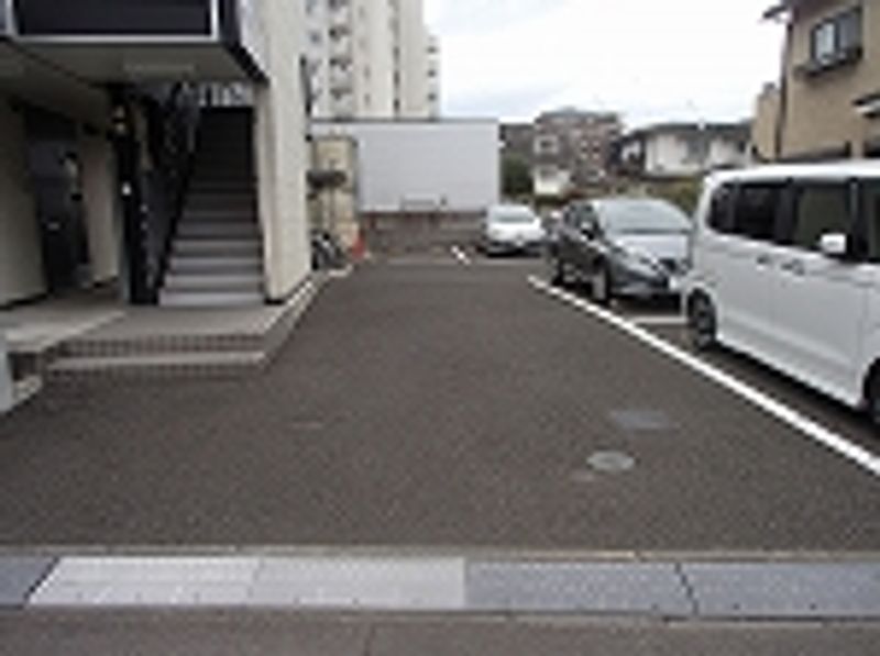 レオパレスシャローム上杉 駐車場