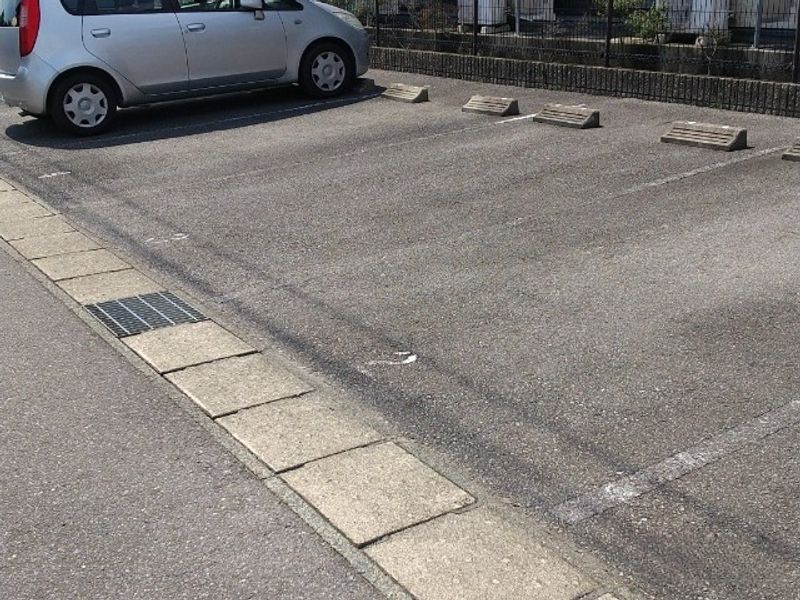 レオパレスシャムール西尾 駐車場