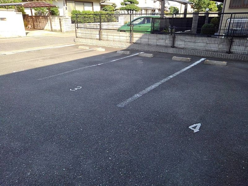 レオネクストエクレール　エヌ 駐車場