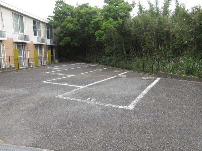 レオパレスいちごＡ 駐車場