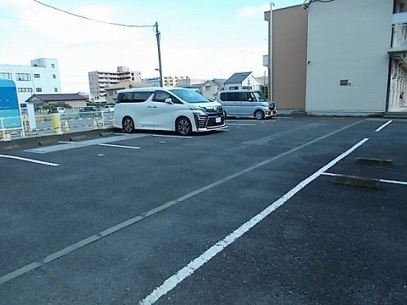 レオパレスプレミール望星台 駐車場
