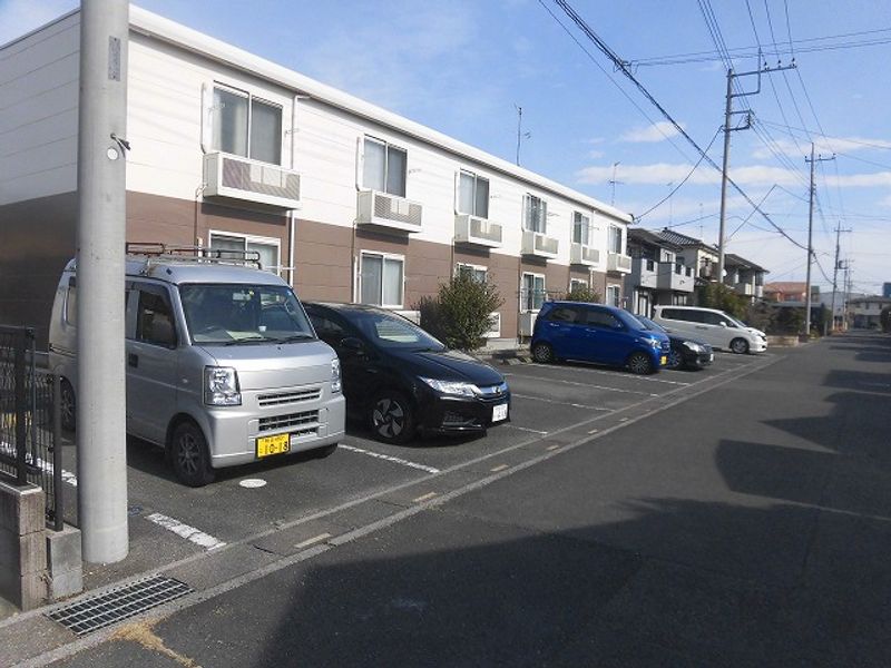 レオパレスアゼリア 駐車場