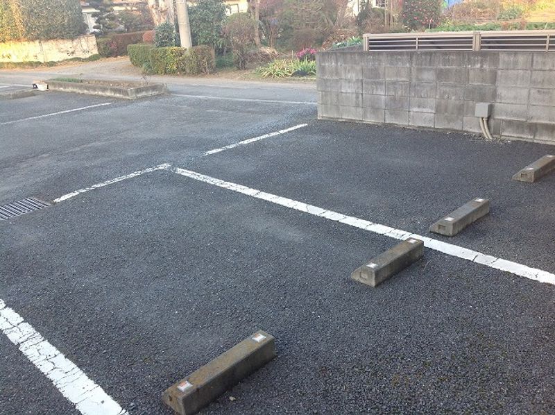 レオパレスホワイト　バーチ 駐車場