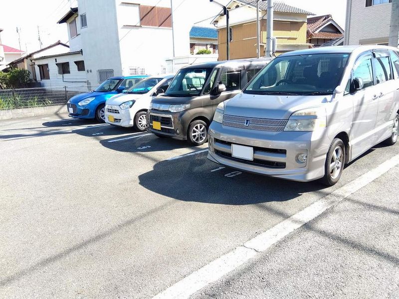 レオパレス赤れんが 駐車場