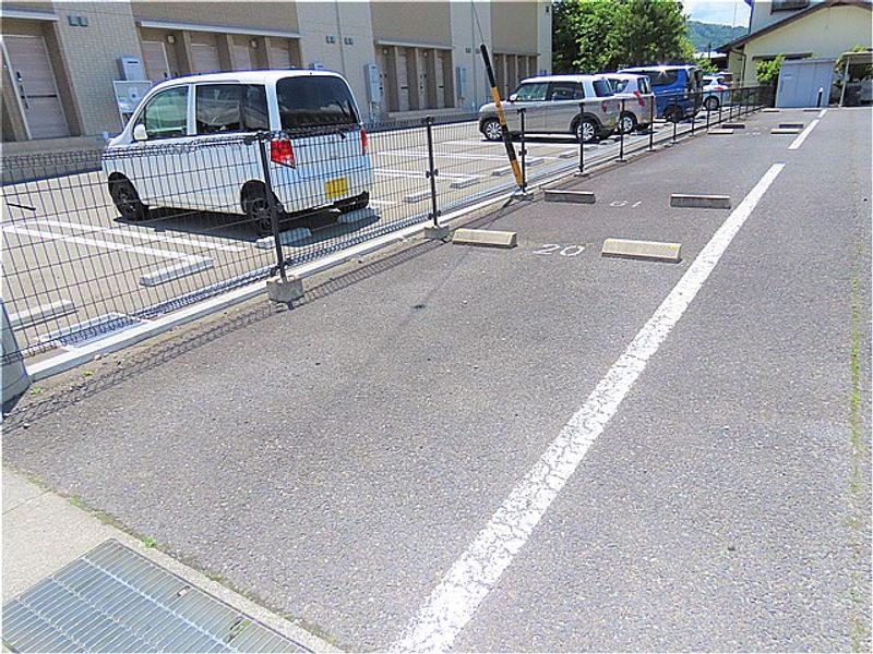 レオパレス松代海津 駐車場