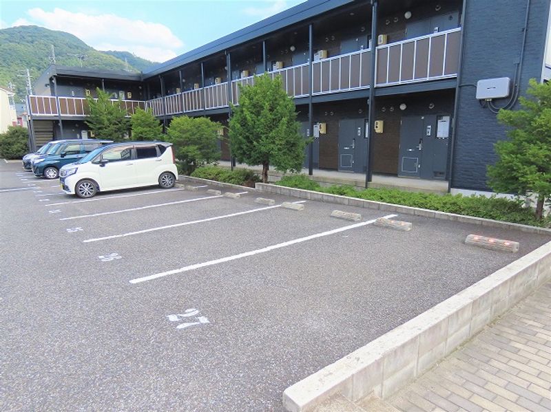 レオパレスミルコワンリビエール 駐車場