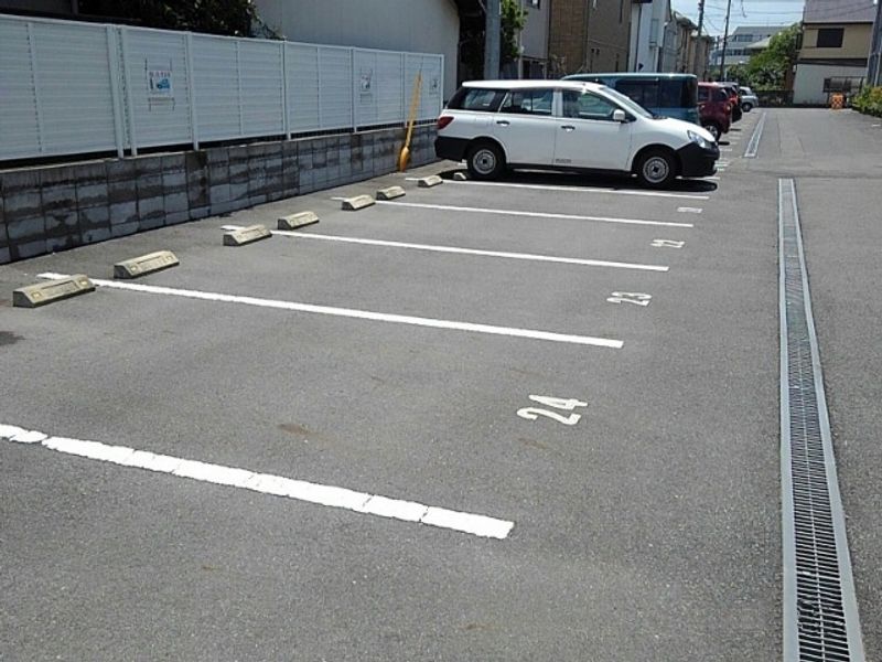 レオネクストドマーニ 駐車場