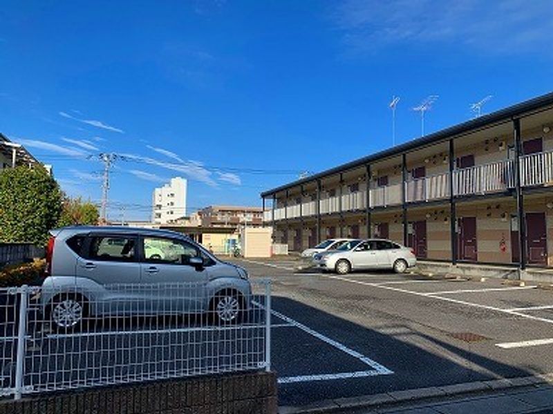 レオパレスフローラ 駐車場