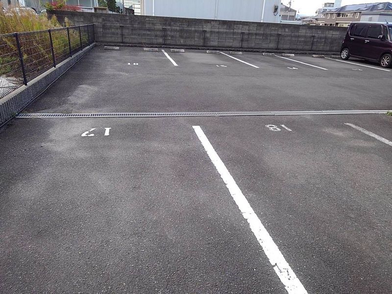レオパレス向日葵 駐車場