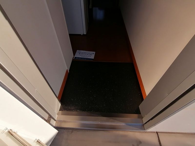 レオパレスロザリオン 玄関