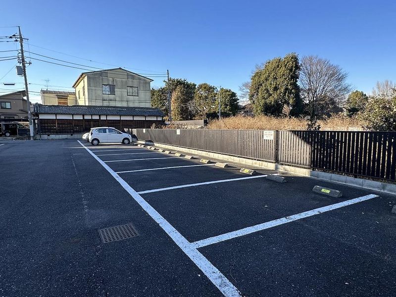 レオパレスウィステリア 駐車場