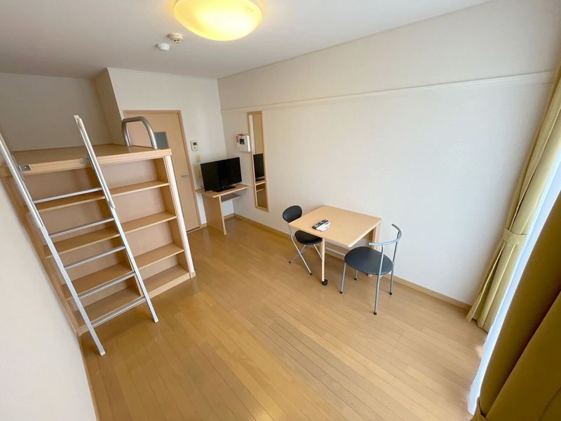 レオパレスピアット 居間