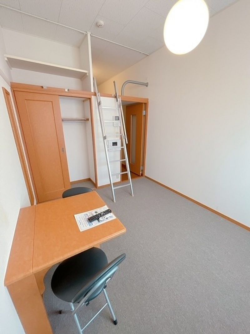 レオパレス九番町 寝室