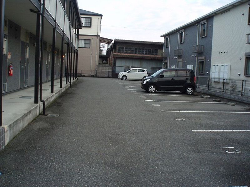レオパレスユニコム弐番館 駐車場