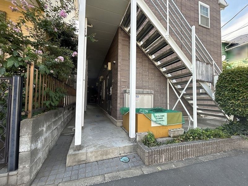 レオパレスフォーブル三茶 エントランス