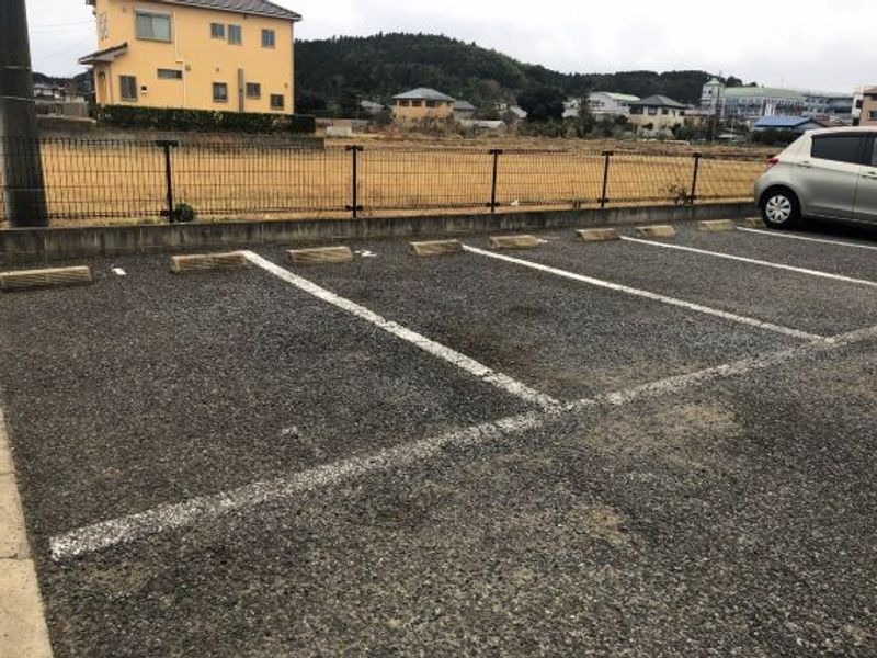 レオパレスエクレール田間 駐車場