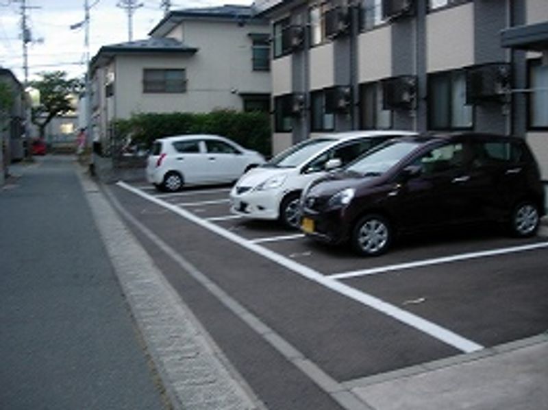 レオパレスロックコート 駐車場