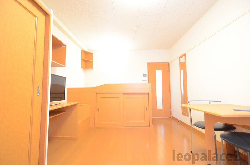 レオパレス西文化ＳＲ 居間