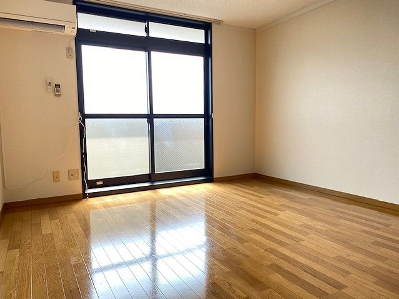 レオパレス葵 居間