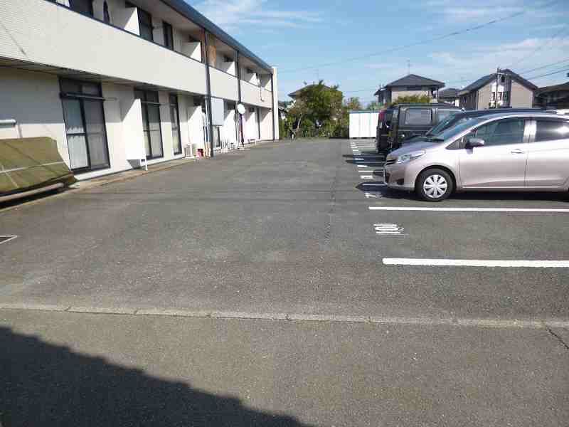 レオパレス高岡 駐車場