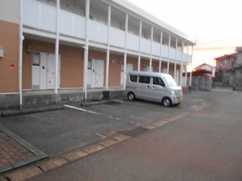 レオパレス牡丹山 駐車場