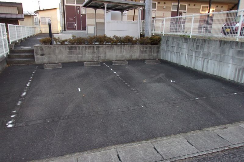 レオパレスセブンヒルズ 駐車場