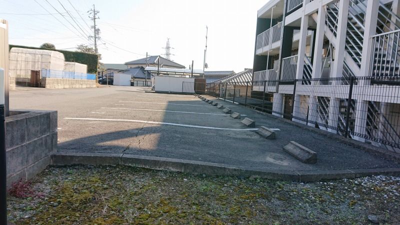 レオパレスＦＬＯＲＩＡⅢ 駐車場
