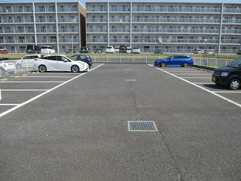 レオネクスト伊吹Ⅲ 駐車場