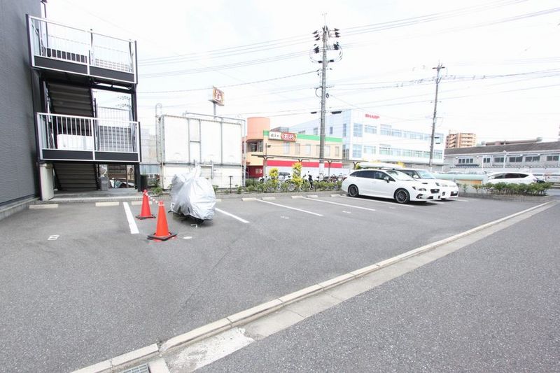 レオパレスＮＩＳＨＩＭＵＲＡ 駐車場