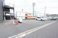 レオパレスＮＩＳＨＩＭＵＲＡ 駐車場