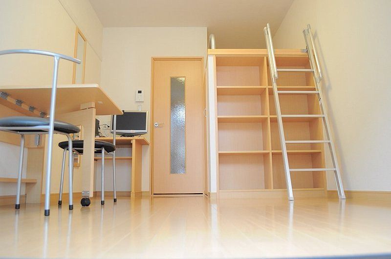 レオパレス上野東 居間