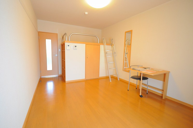 レオパレス大陽伍番館 居間