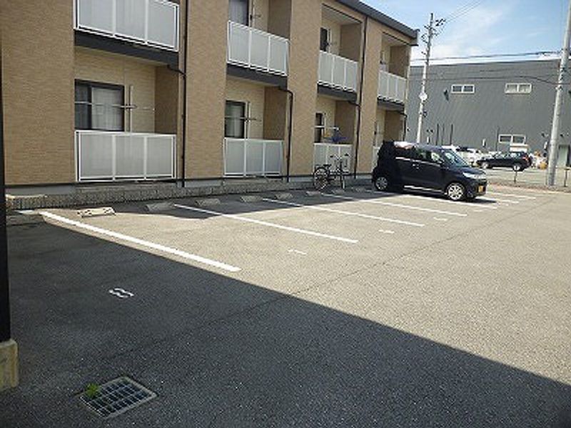 レオパレス小深田 駐車場