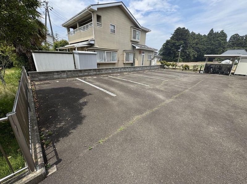 レオパレス四郎丸 駐車場
