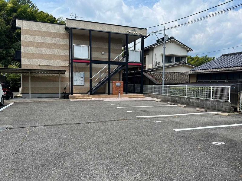 レオパレスエム　ガーデン 駐車場
