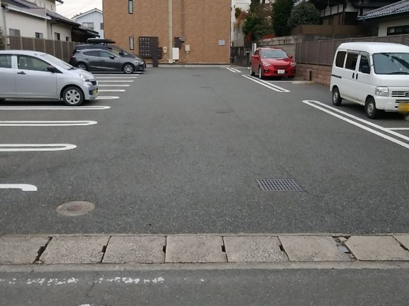 レオネクストパテール原町 駐車場