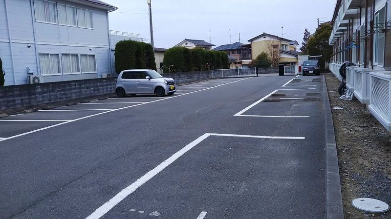 レオパレスまほろば 駐車場
