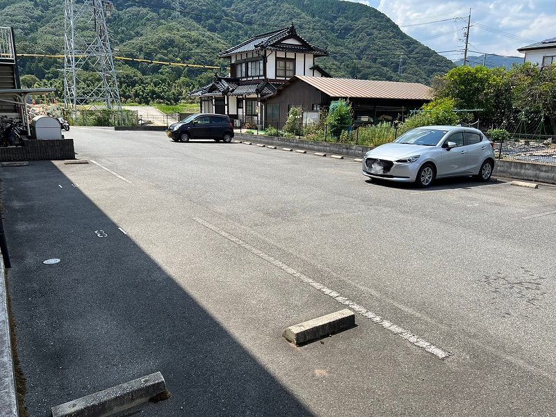 レオパレス亀山南 駐車場