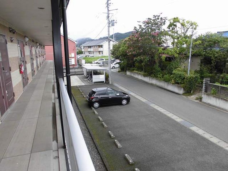 レオパレス涼風爽 駐車場