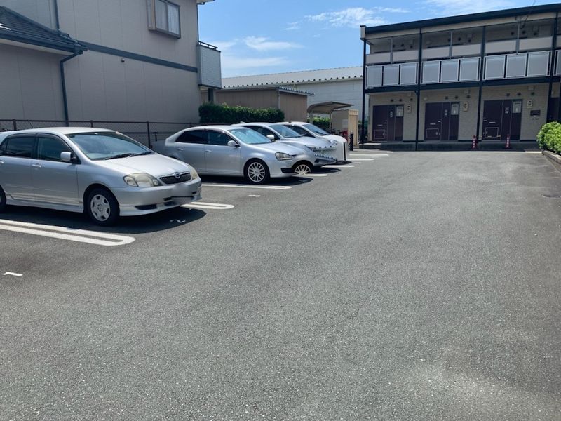 レオパレスネージュ 駐車場