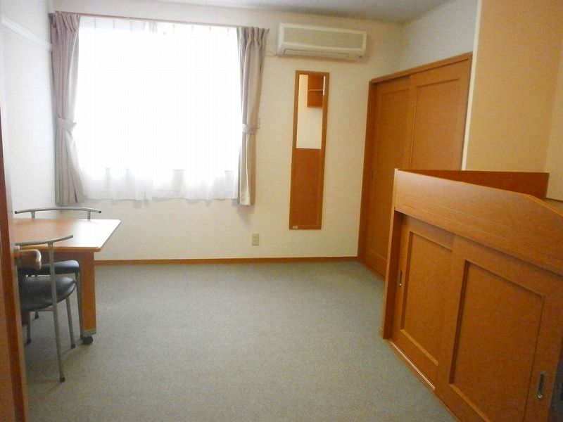 レオパレスメローネⅤ 居間
