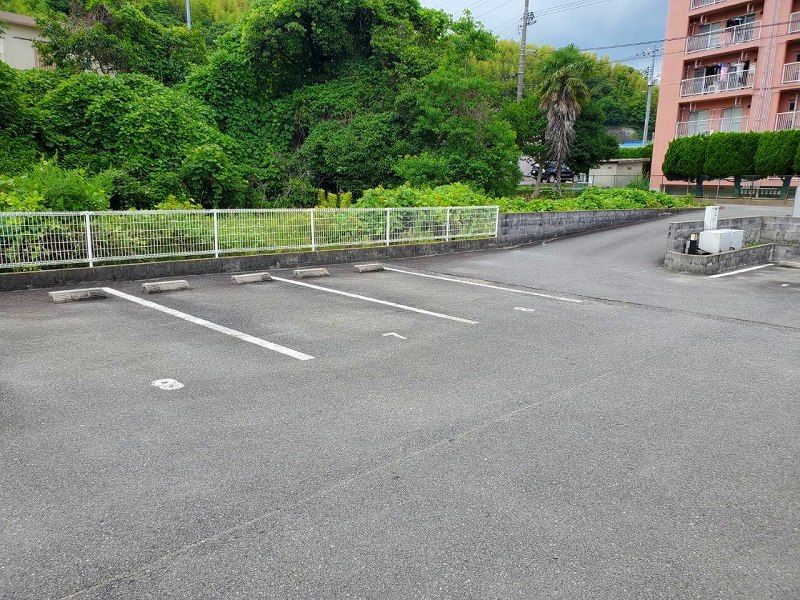 レオパレスグレイス 駐車場