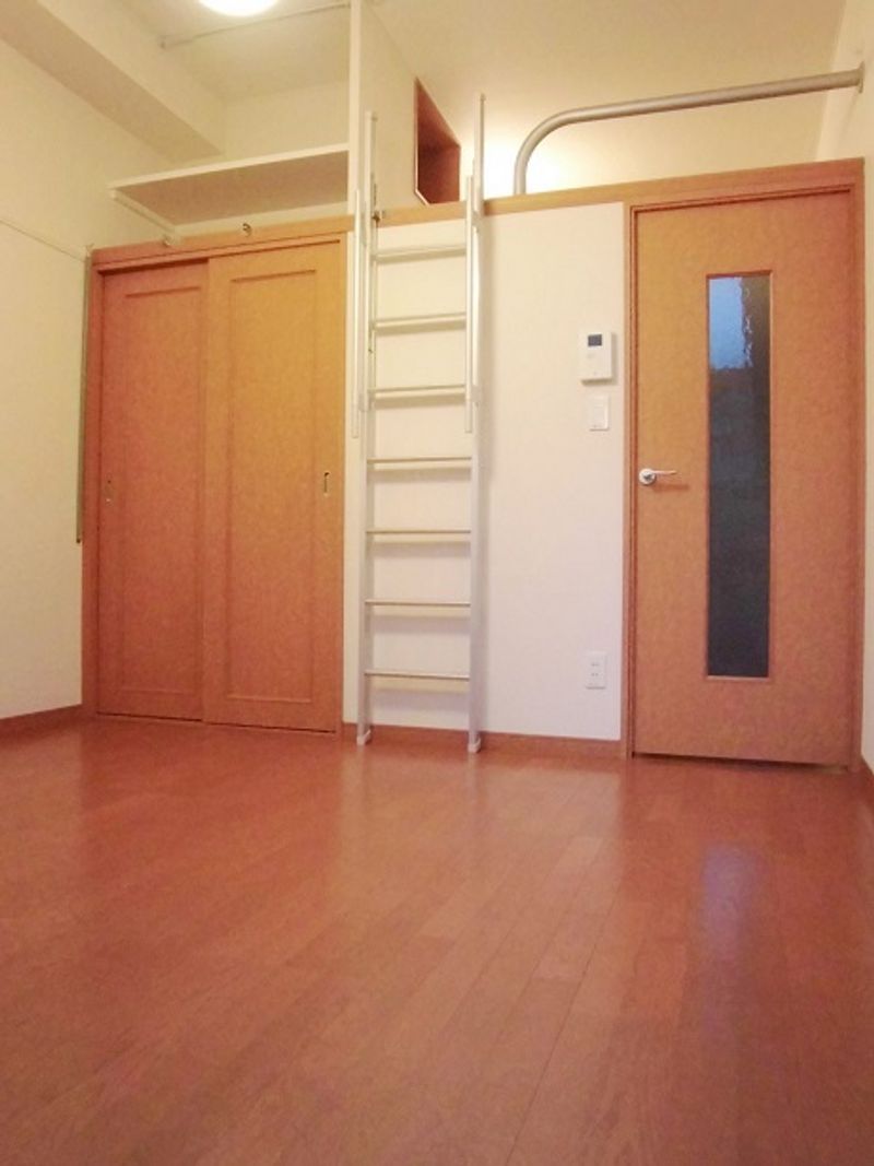 レオパレストリメゾン 居間